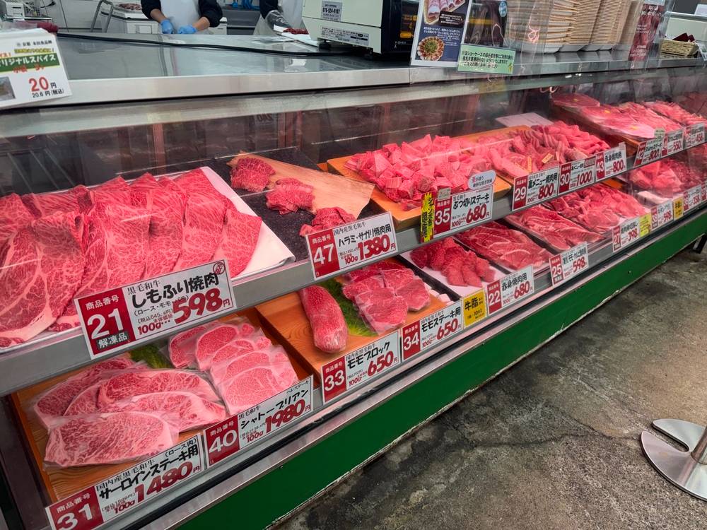 ショーケースには新鮮さが一目でわかる綺麗なお肉が勢ぞろい